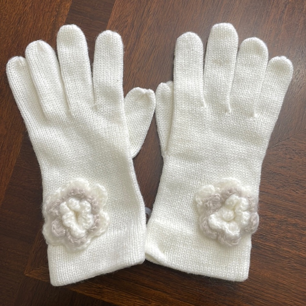 White gloves with floral embroidery